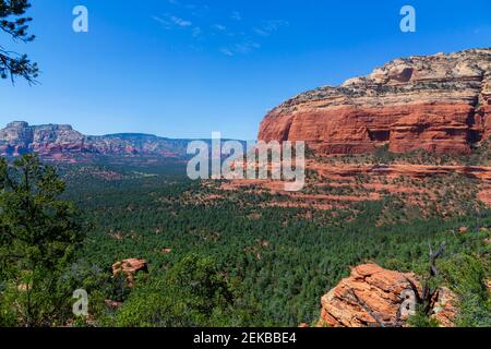 Idyllischer Blick auf Devil`s Bridge Trail, Red Rocks, Wandern, Sedona, Arizona, USA Stockfoto